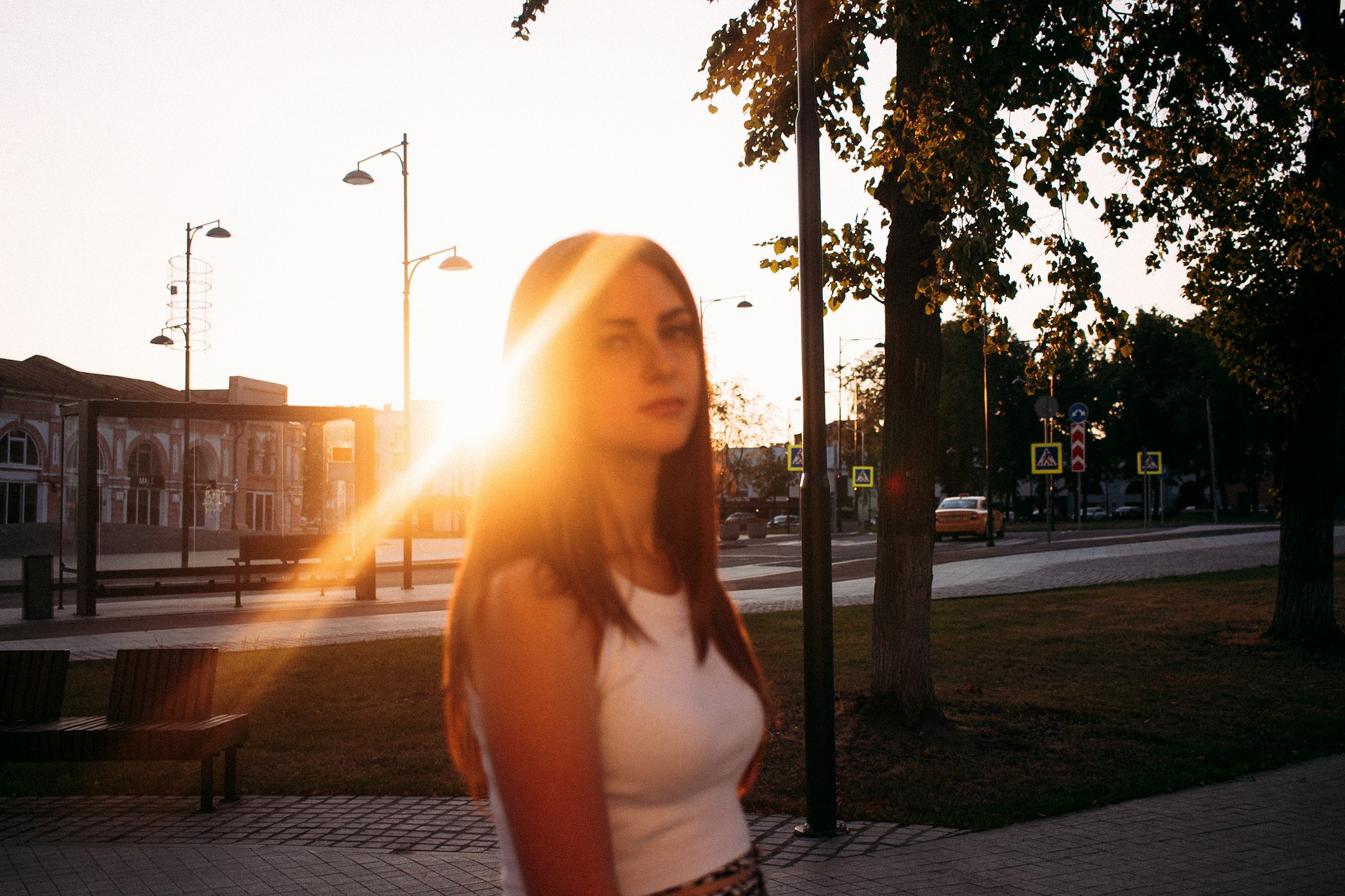 Donna elegante in abito di lino in un cortile italiano soleggiato